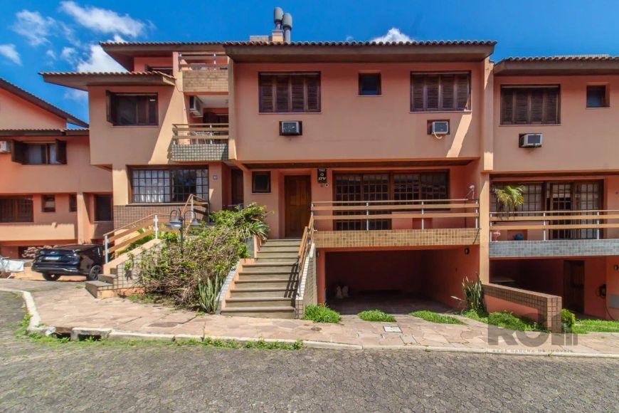 CASA EM CONDOMINIOCasa de 286 m² privativos em um condomínio fechado, localizado no bairro Menino De