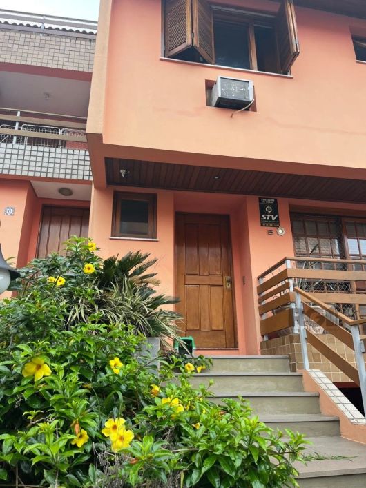 CASA EM CONDOMINIOCasa de 286 m² privativos em um condomínio fechado, localizado no bairro Menino De