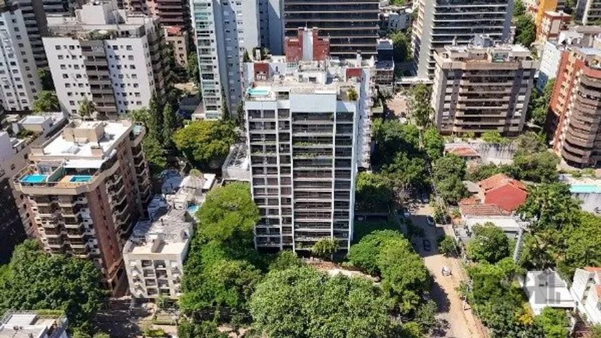Localizado no prestigiado bairro Mont`Serrat, construído pela renomada Pilla Guarita, este belo imóv