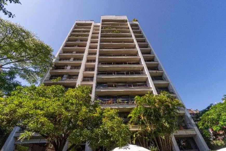 Localizado no prestigiado bairro Mont`Serrat, construído pela renomada Pilla Guarita, este belo imóv