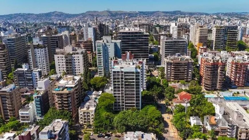 Localizado no prestigiado bairro Mont`Serrat, construído pela renomada Pilla Guarita, este belo imóv