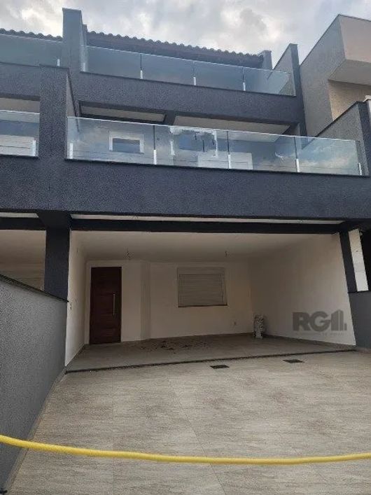 Uma casa de 3 quartos, sendo 1 suíte, localizada no condomínio Jardins do Prado, no bairro Hípica, e