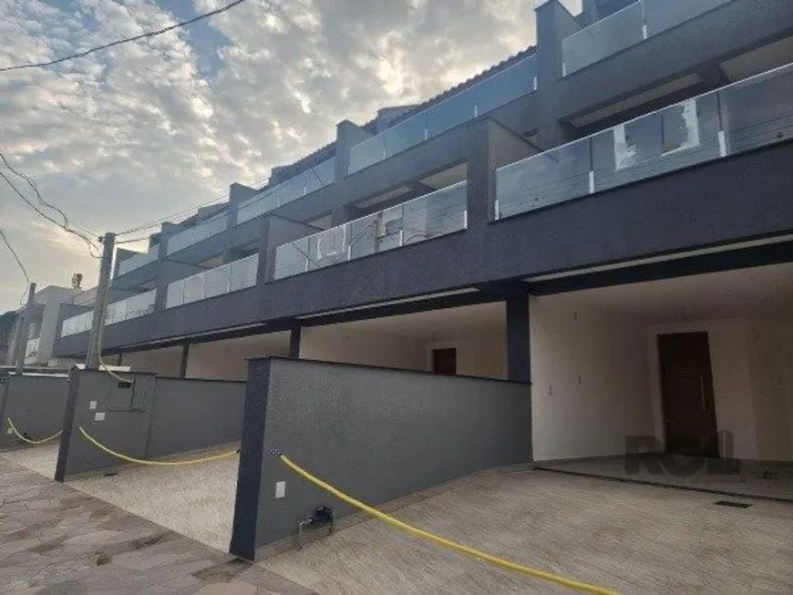 Uma casa de 3 quartos, sendo 1 suíte, localizada no condomínio Jardins do Prado, no bairro Hípica, e