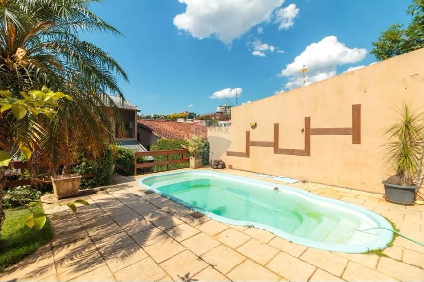 Casa com Piscina no bairro Chácara das Pedras