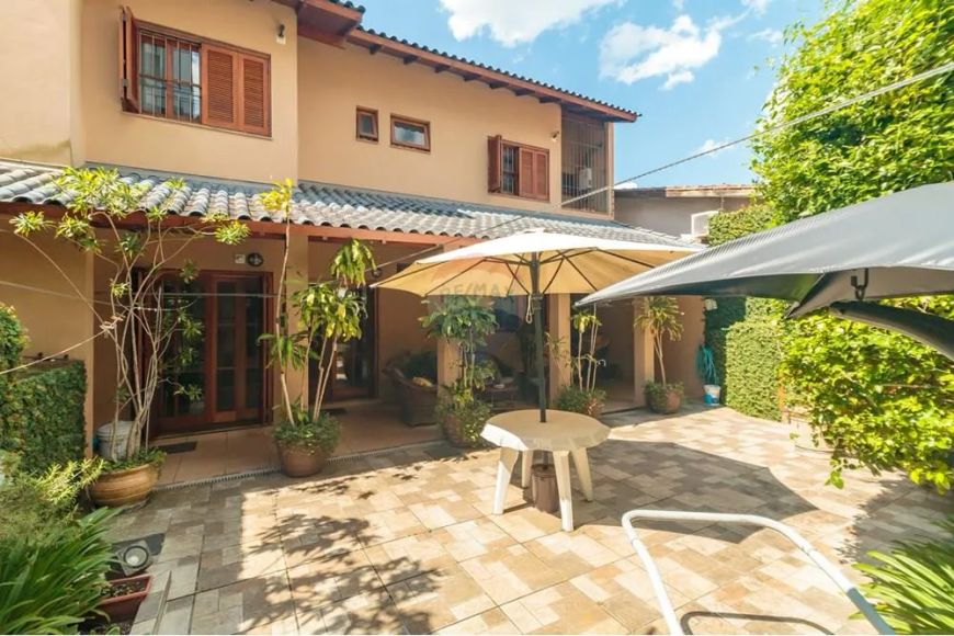 Casa com Piscina no bairro Chácara das Pedras