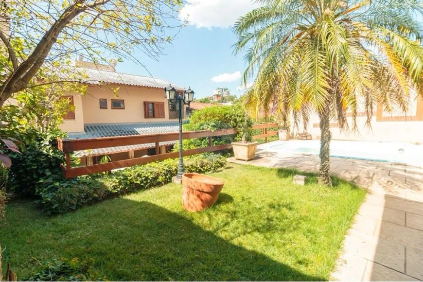 Casa com Piscina no bairro Chácara das Pedras