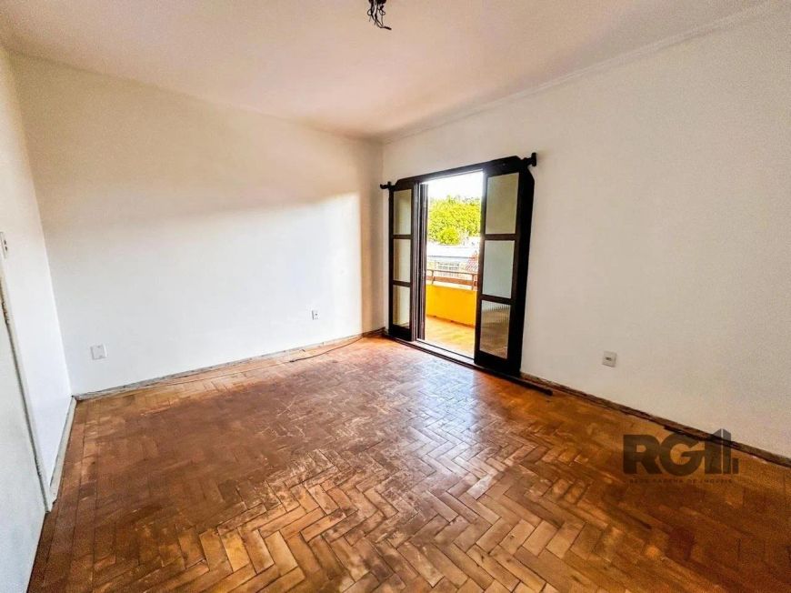 Casa com 2 salas comerciais, 3 quartos, vaga de garagem churrasqueira, suíte, no bairro Cavalhada, P