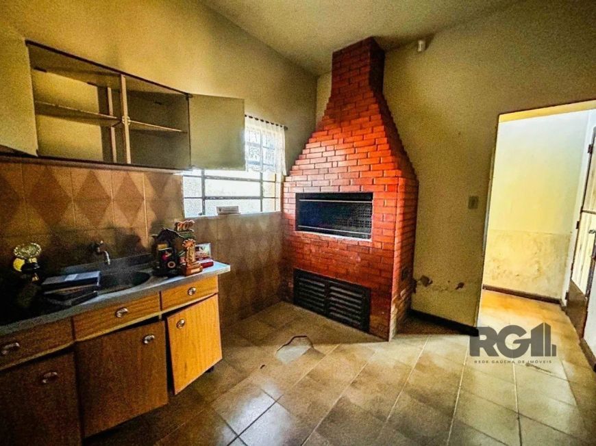 Casa com 2 salas comerciais, 3 quartos, vaga de garagem churrasqueira, suíte, no bairro Cavalhada, P