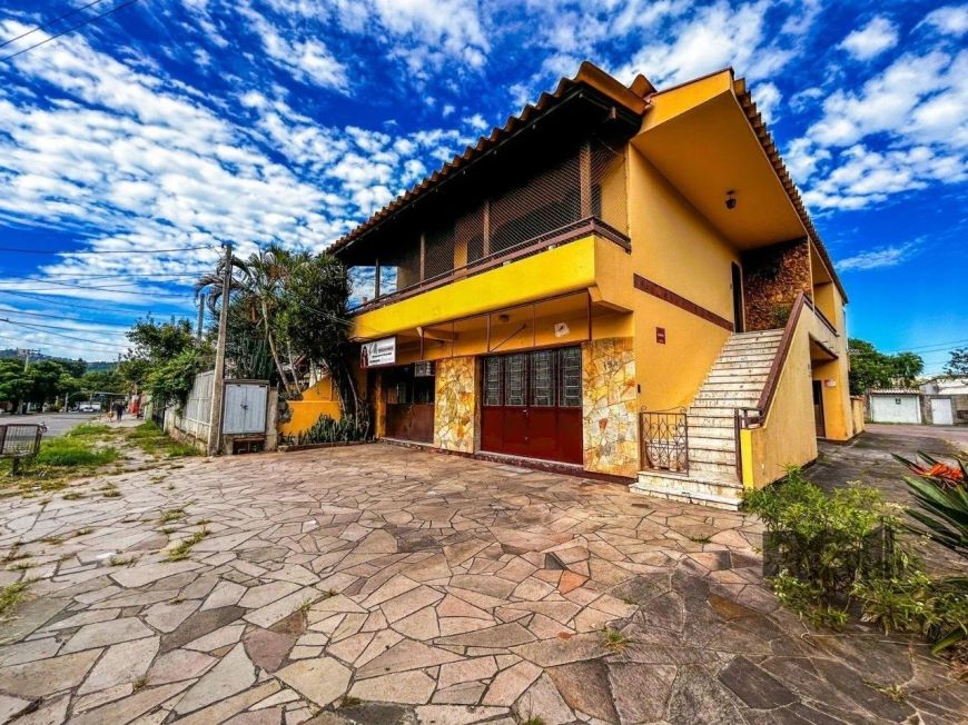 Casa com 2 salas comerciais, 3 quartos, vaga de garagem churrasqueira, suíte, no bairro Cavalhada, P