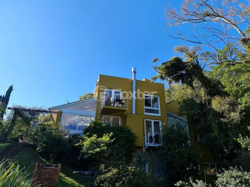 Sobrado para venda possui 350 metros quadrados com 3 quartos em Cavalhada - Porto Alegre - RS