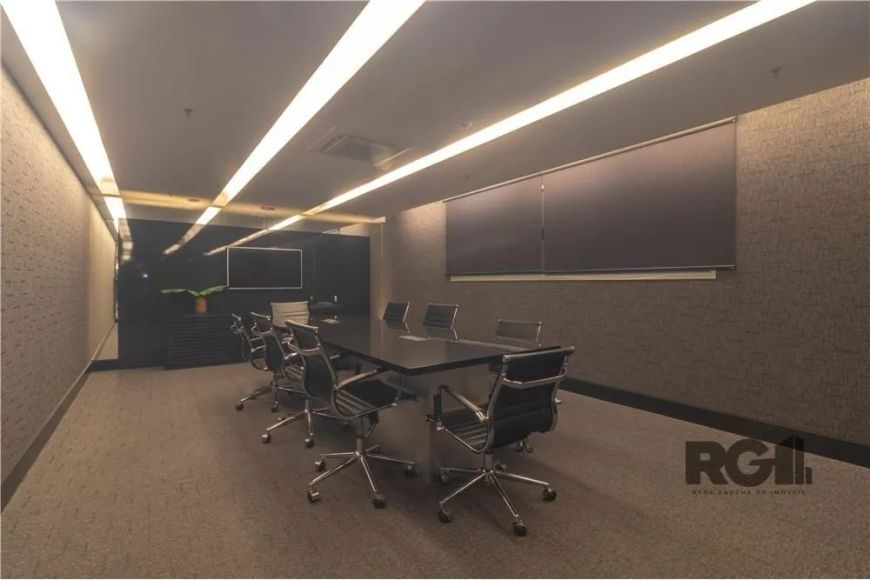 Sala comercial com 36,7 m² de área privativa e 1 vaga(s) de garagem. Localizado na Rua/Av. Doutor Ni