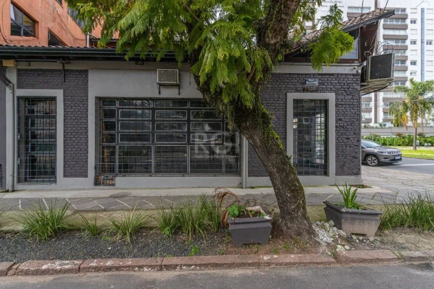 Excelente casa comercial no Bairro Menino Deus. Localização previlegiada, ponto para restaurante, me