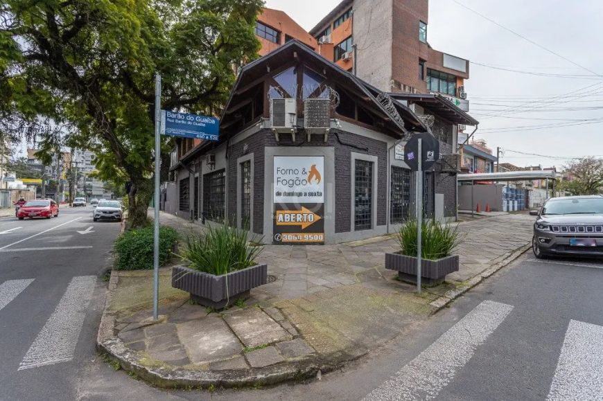 Excelente casa comercial no Bairro Menino Deus. Localização previlegiada, ponto para restaurante, me