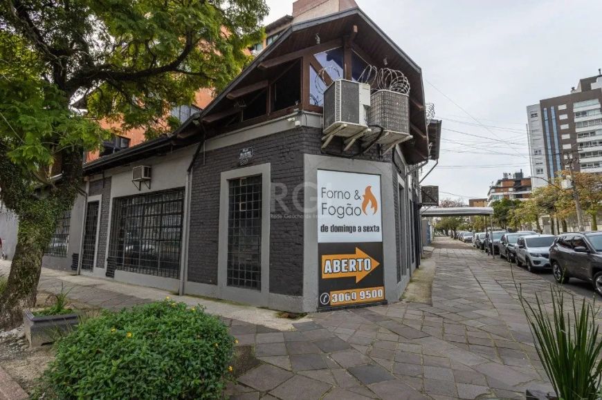 Excelente casa comercial no Bairro Menino Deus. Localização previlegiada, ponto para restaurante, me