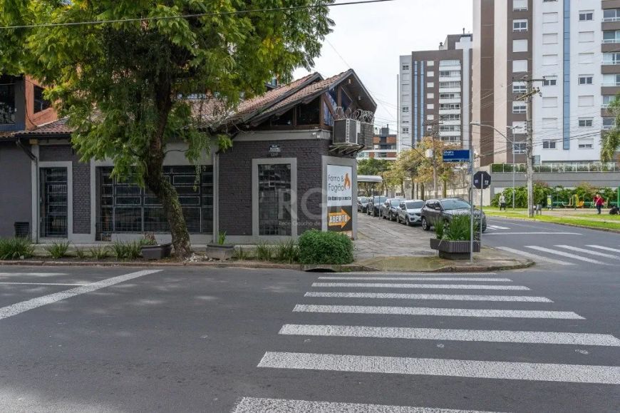Excelente casa comercial no Bairro Menino Deus. Localização previlegiada, ponto para restaurante, me