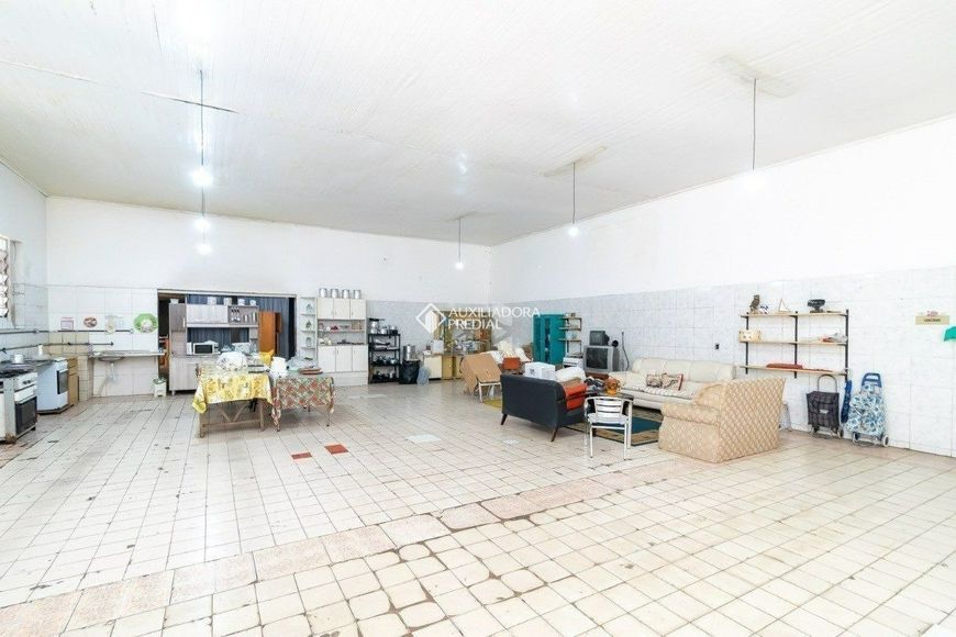 Depósito medindo 380 M² quase com a Avenida Assis Brasil