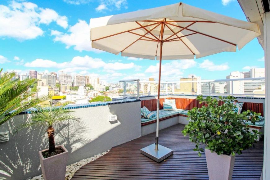Cobertura de 4 dormitórios, suíte e 1 vaga de garagem no bairro Rio Branco em Porto Alegre.Esta sofi