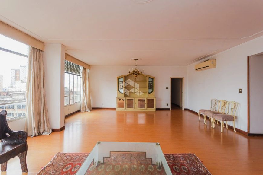 Apartamento para Reforma, 4 quartos sendo 1 suíte, living amplo, 1 vaga e 1 deposito.
