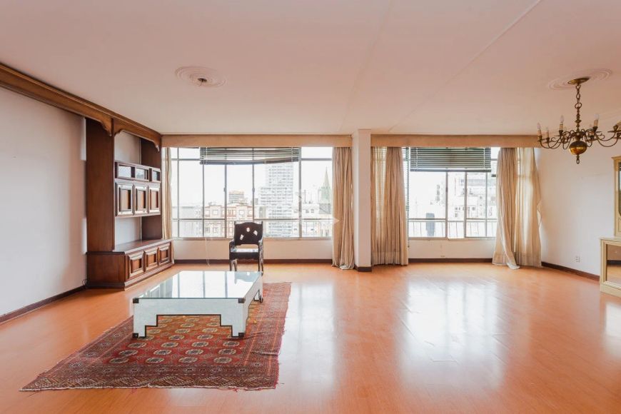Apartamento para Reforma, 4 quartos sendo 1 suíte, living amplo, 1 vaga e 1 deposito.