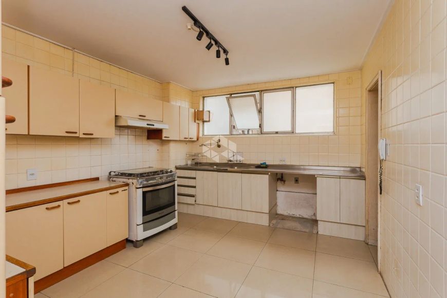 Apartamento para Reforma, 4 quartos sendo 1 suíte, living amplo, 1 vaga e 1 deposito.