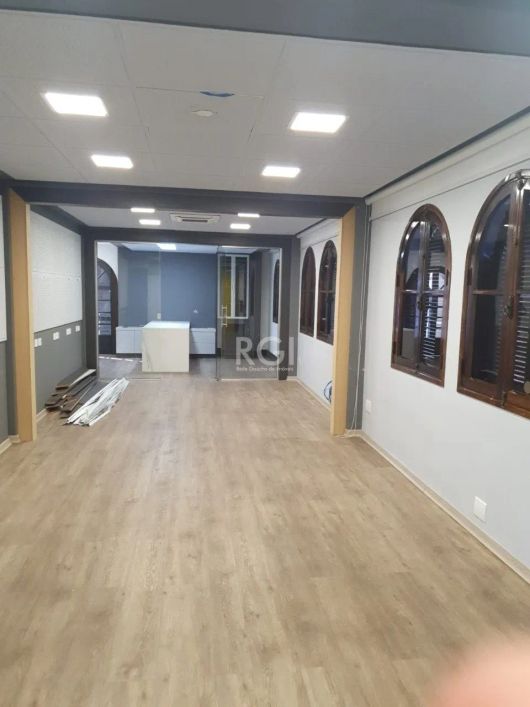 Belíssima casa de alto padrão, de esquina, pronta para, encontra-se alugada para uma Clinica. Excele