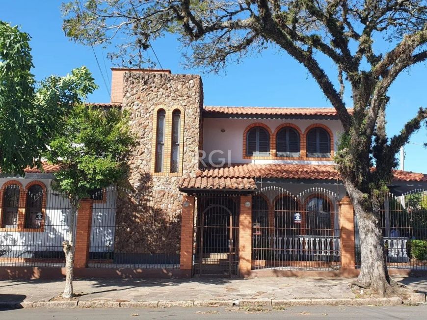 Belíssima casa de alto padrão, de esquina, pronta para, encontra-se alugada para uma Clinica. Excele