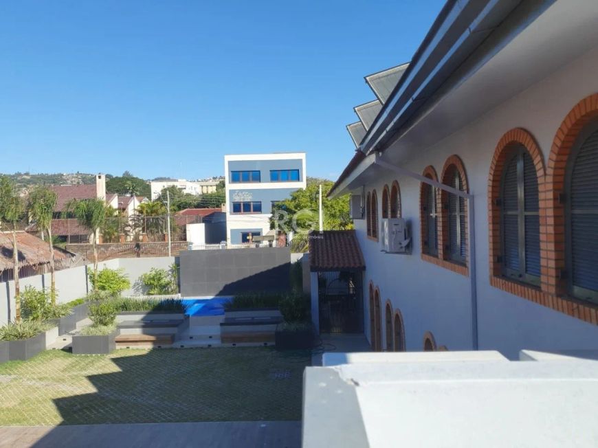 Belíssima casa de alto padrão, de esquina, pronta para, encontra-se alugada para uma Clinica. Excele