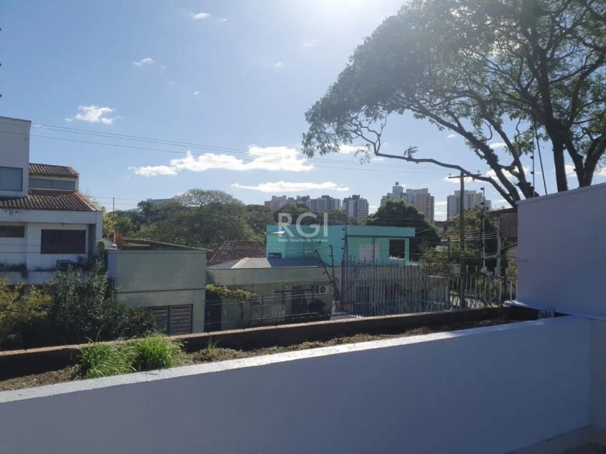 Belíssima casa de alto padrão, de esquina, pronta para, encontra-se alugada para uma Clinica. Excele