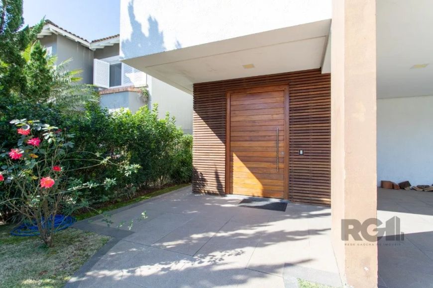Casa com 3 suítes, sendo uma master com área de 80m² e Hidromassagem , um closet ,um escritório no t