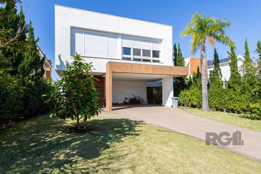 Casa com 3 suítes, sendo uma master com área de 80m² e Hidromassagem , um closet ,um escritório no t