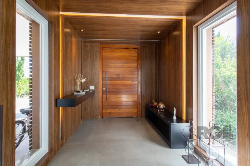 Casa com 3 suítes, sendo uma master com área de 80m² e Hidromassagem , um closet ,um escritório no t