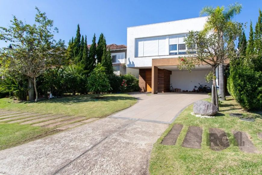 Casa com 3 suítes, sendo uma master com área de 80m² e Hidromassagem , um closet ,um escritório no t