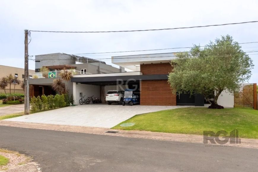 Casa espetacular no Condomínio Terra Ville, com uma área total 1500m², 4 Suítes .A casa tem muitos d