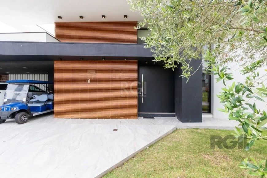 Casa espetacular no Condomínio Terra Ville, com uma área total 1500m², 4 Suítes .A casa tem muitos d