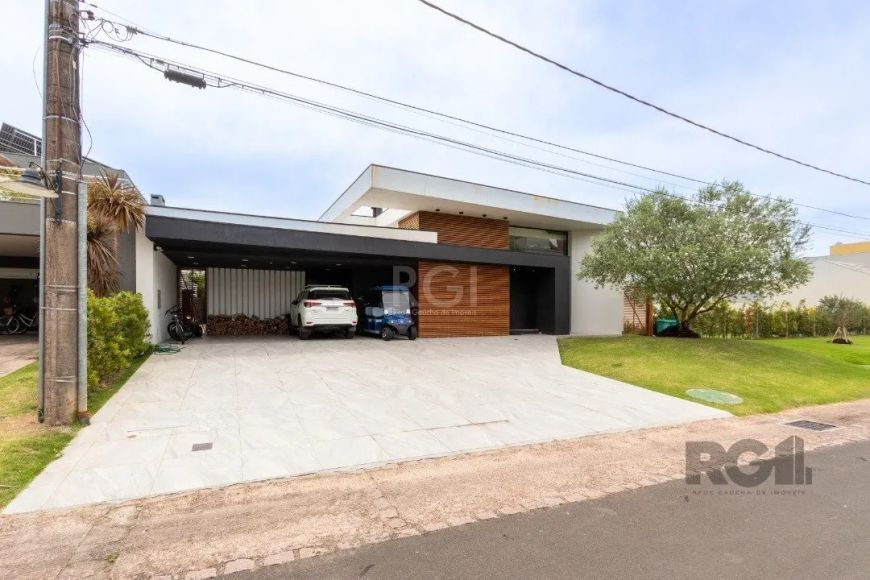 Casa espetacular no Condomínio Terra Ville, com uma área total 1500m², 4 Suítes .A casa tem muitos d