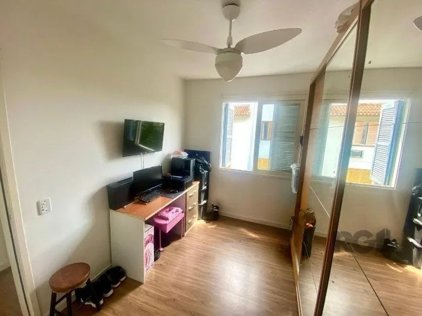 Ótimo apartamento reformado no bairro Partenon! Com 2 dormitórios, sacada integrada ao living para 2