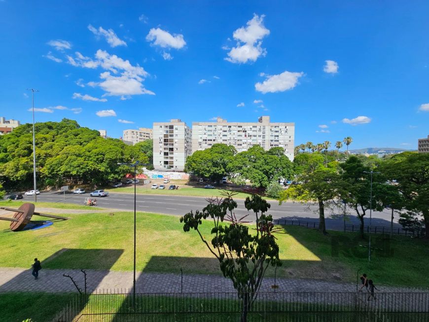 Excelente oportunidade!Apartamento de 3 dormitórios transformado em 2(fácil reversão), semi-mobiliad