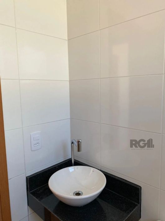 Apartamento com 41m², 2 dormitórios, living dois ambientes estar/jantar, cozinha americana com tampo
