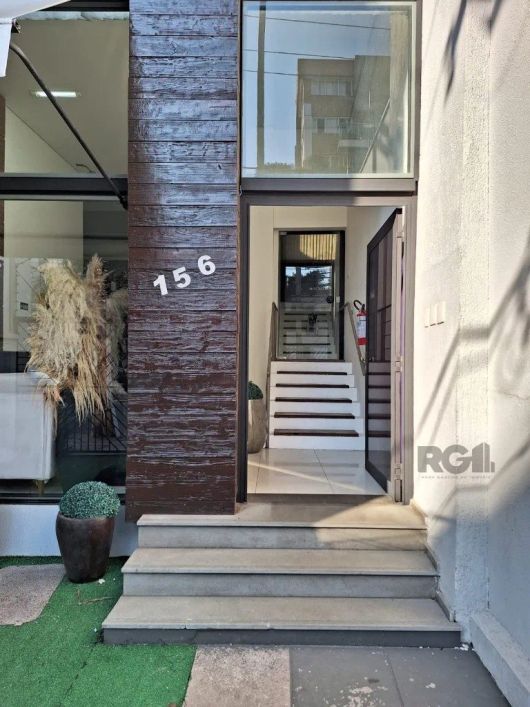 Casa residencial à venda no Menino Deus com 7 dormitórios/quartos e 325 m² úteis