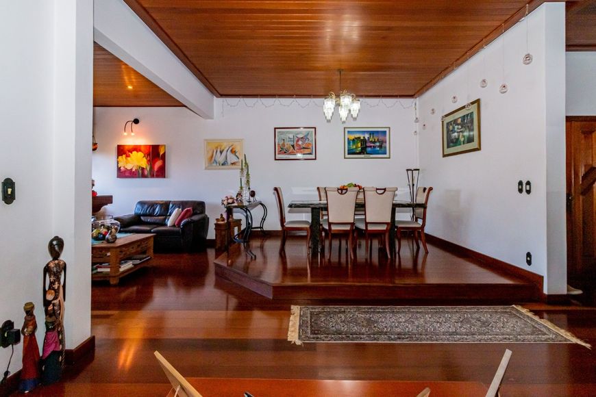 Cobertura para venda possui 398 metros quadrados com 4 quartos em Jardim Lindóia - Porto Alegre - RS