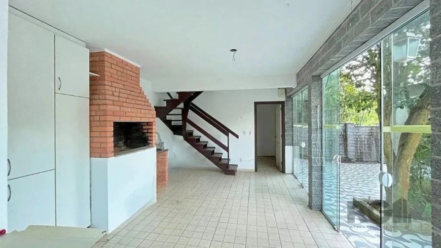 Casa de 3 dormitórios, no bairro Aberta dos Morros