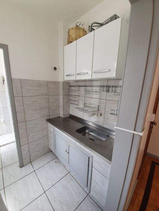 1 DORMITÓRIO COM ELEVADOR- SEMI MOBILIADO Próximo a UFRGS e SANTA CASA. Centro histórico