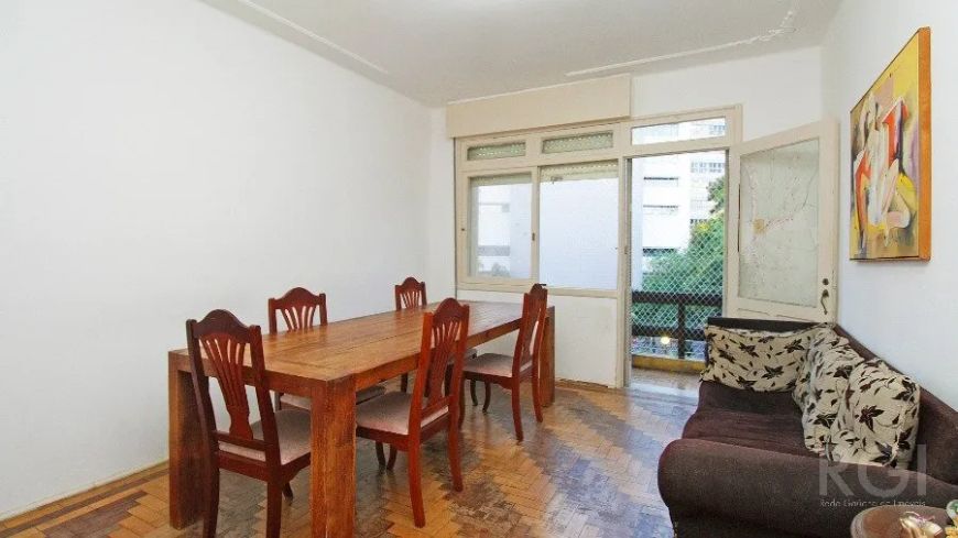 VENDA apartamento 4 ou 3 dormitórios, no Bom Fim, Porto Alegre de frente. Possui hall de entrada, sa