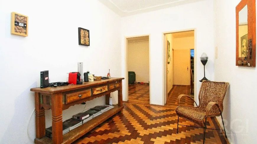 VENDA apartamento 4 ou 3 dormitórios, no Bom Fim, Porto Alegre de frente. Possui hall de entrada, sa