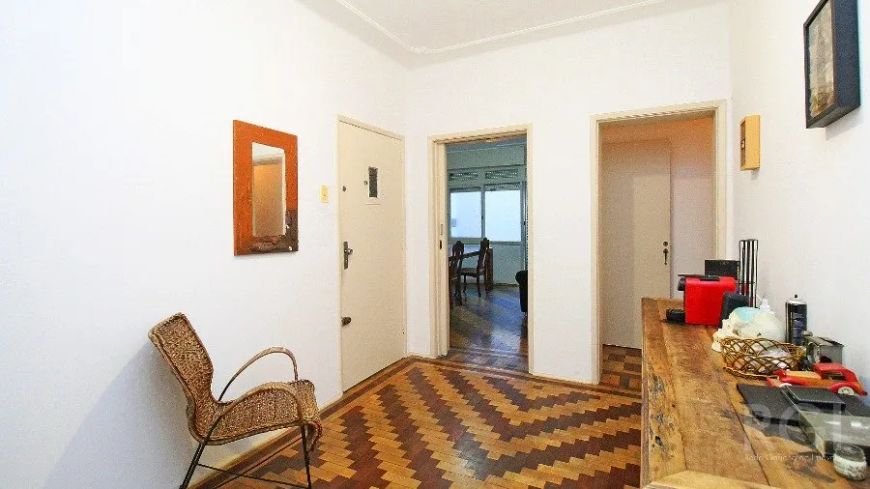 VENDA apartamento 4 ou 3 dormitórios, no Bom Fim, Porto Alegre de frente. Possui hall de entrada, sa