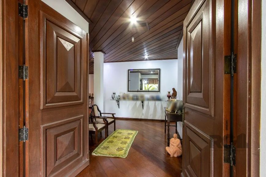 Essa casa em condomínio está localizada no Jardim do Sol, na zona sul de Porto Alegre, RS. É conside