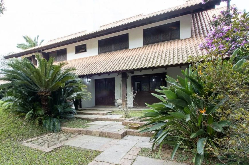 Essa casa em condomínio está localizada no Jardim do Sol, na zona sul de Porto Alegre, RS. É conside