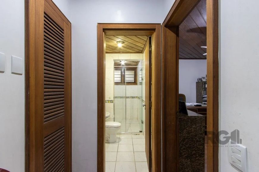 Essa casa em condomínio está localizada no Jardim do Sol, na zona sul de Porto Alegre, RS. É conside