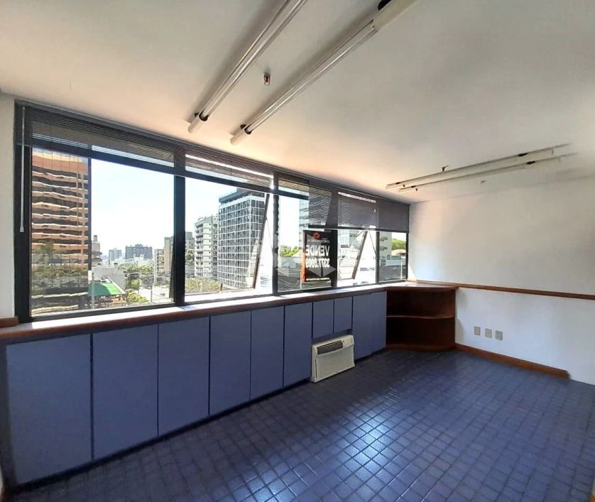 Sala Comercial, reformada, elevador no bairro Mont Serrat, em Porto Alegre