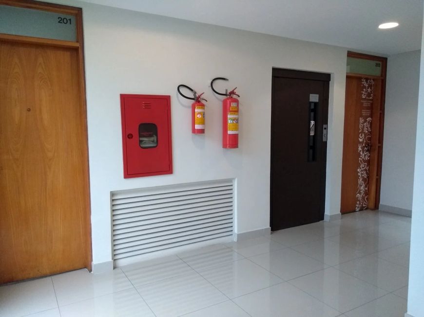 Ótima sala comercial com área privativa de 26,57m², quase esquina com a rua General Lima e Silva. Sa